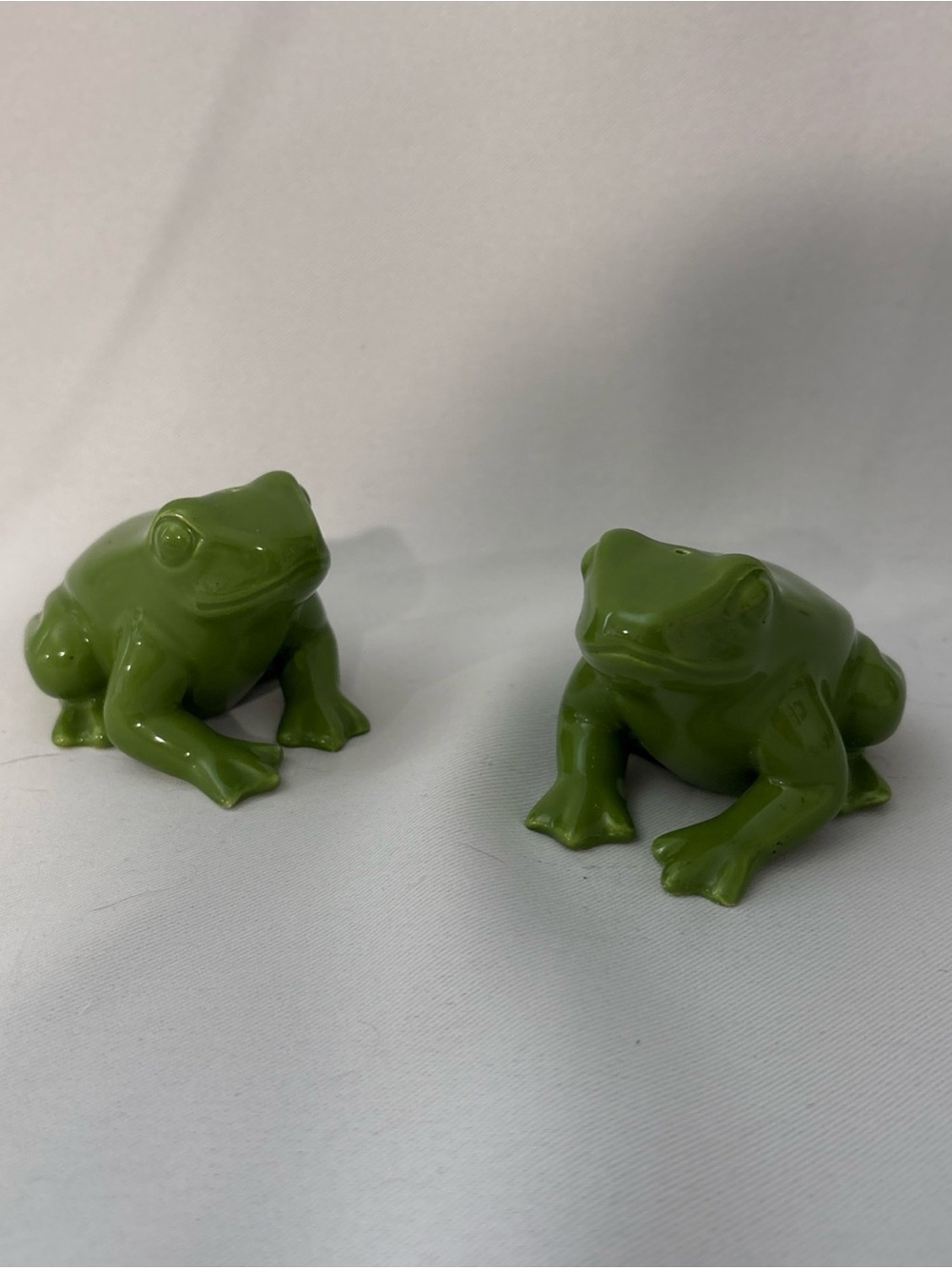 Green Ceramic Frog salt and pepper shaker set